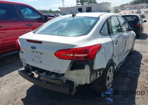 2016 Ford Focus S z USA, uszkodzony, nr VIN 1FADP3E20GL369240